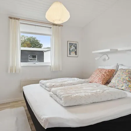 Beach Front Home In Rudkobing With House Sea View בית נופש Spodsbjerg